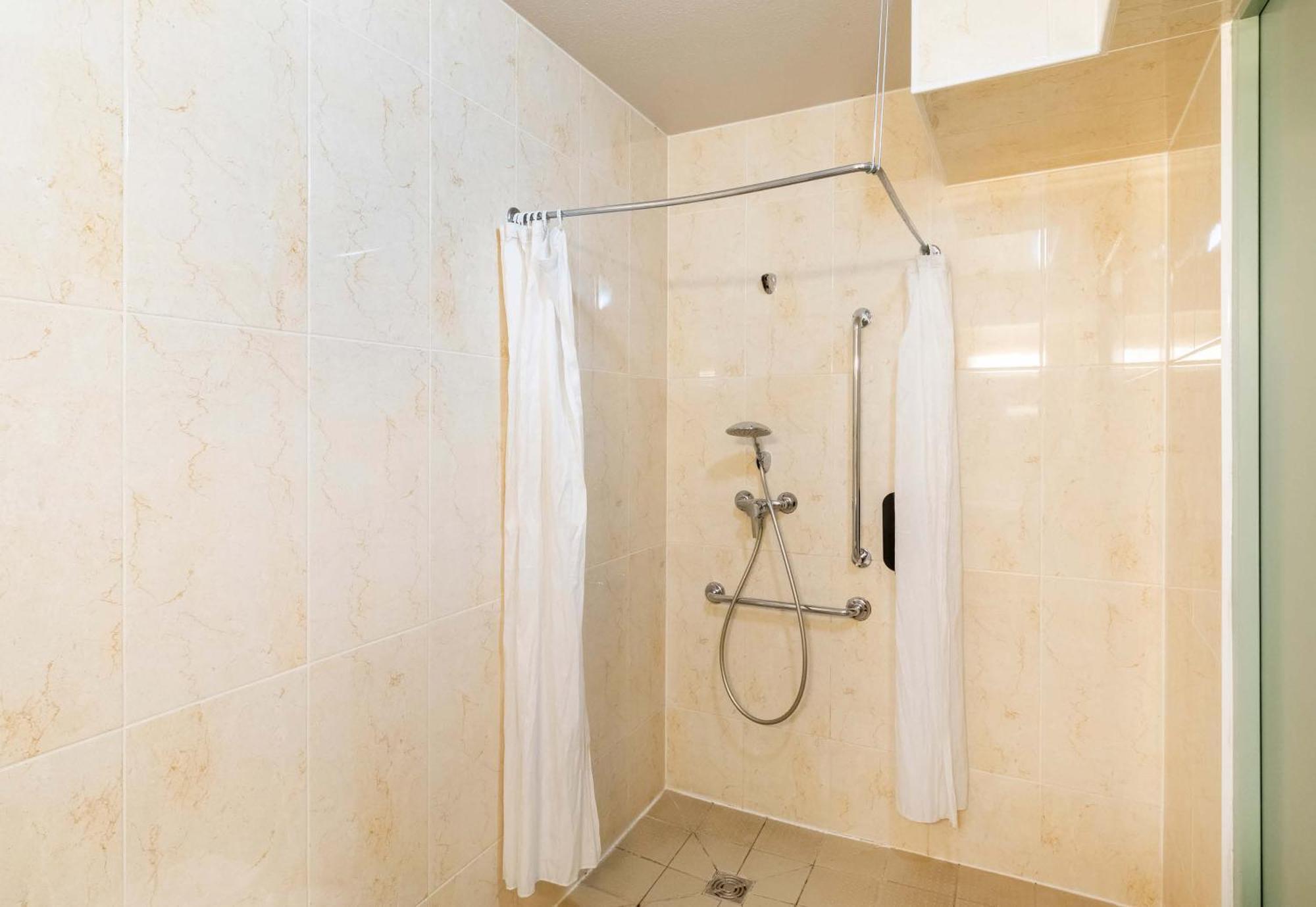 B&B Hotel Lorient 科当 外观 照片